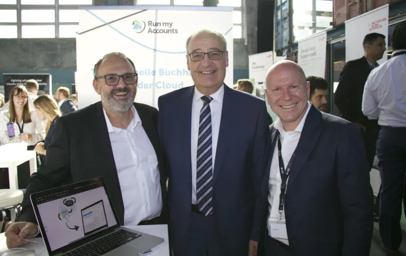 Bundesrat Parmelin zu Besuch am Run my Accounts Stand an der Fintech Fair.